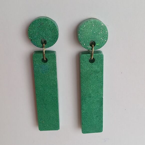 Emerald green resin stud and bar earrings - Picture 1 of 3